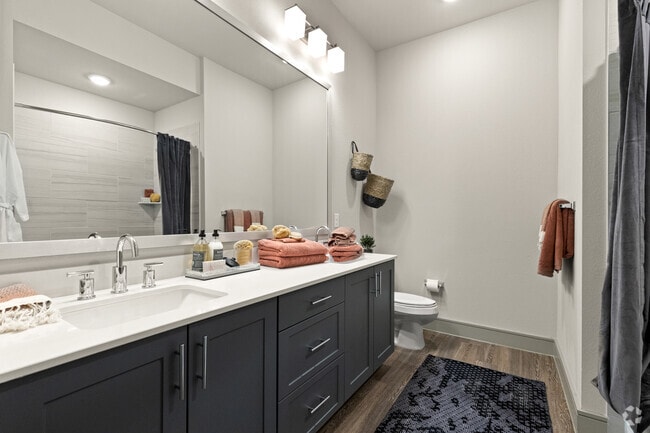 2BR, 2BA - 1,025SF - B1 - Bathroom - One90 Gateway