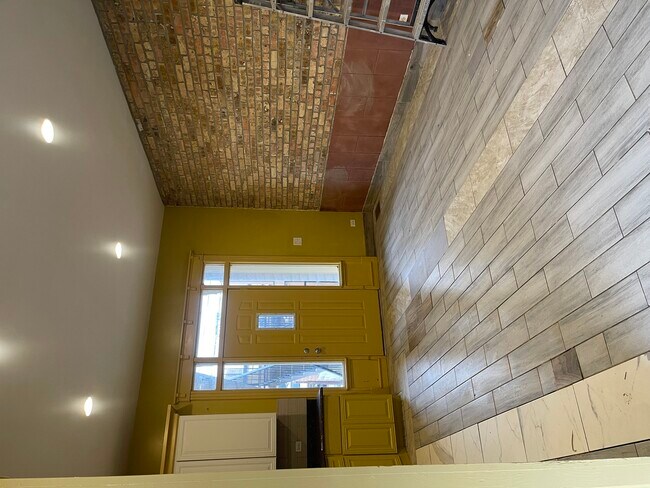 Building Photo - 3341 W Walnut St Unit 1