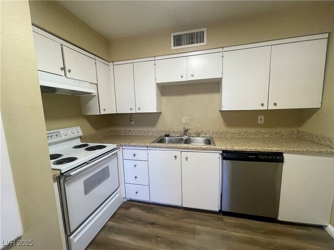 Building Photo - 350 E Desert Inn Rd Unit E201