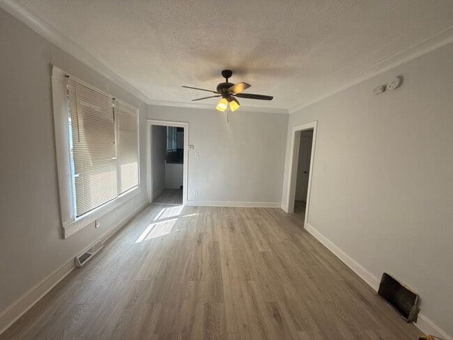 Photo - Available Now - Single Family House 4 Bedroom 2 Bath located in Roseland