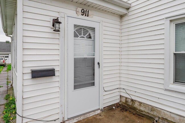 Photo - 911 W Madison St Unit 911 W Madison- left