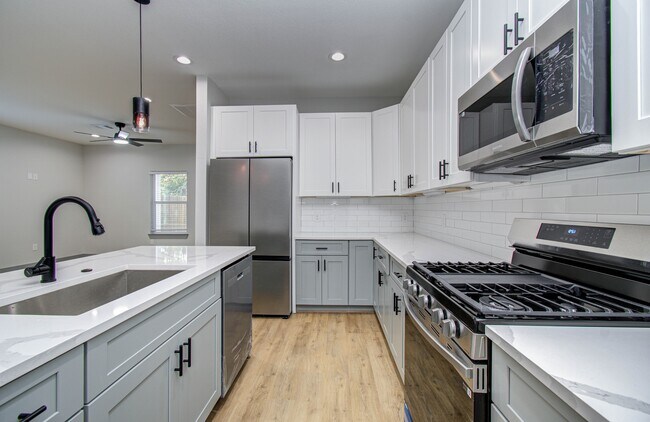 Photo - 835 S Victory Dr