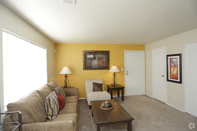 2BR, 1BA - Spruce_825 SF