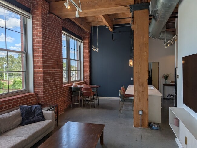 Building Photo - 136 Main St Unit 201 Rental