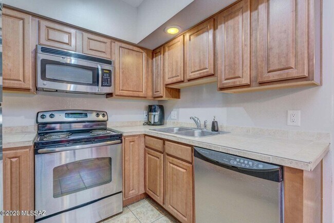 Photo - 1810 E Blacklidge Dr Unit 608