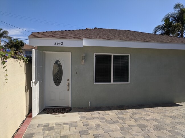 Building Photo - 2442 Granville Ave