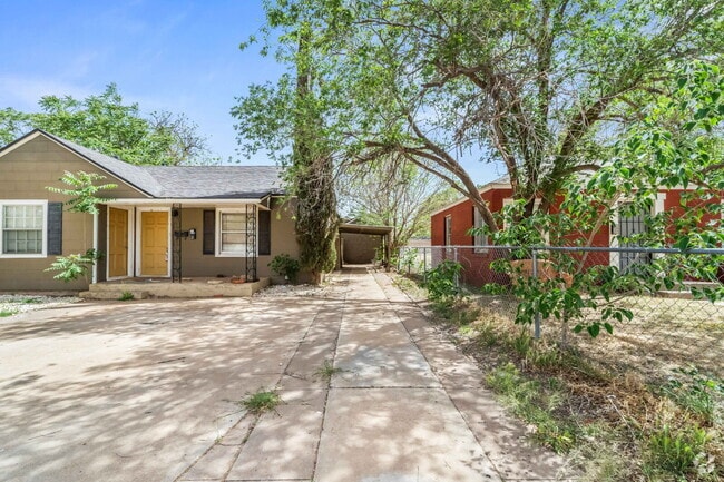 Building Photo - Charming Efficiency, Minutes from Texas Tech Unit Rear Rental
