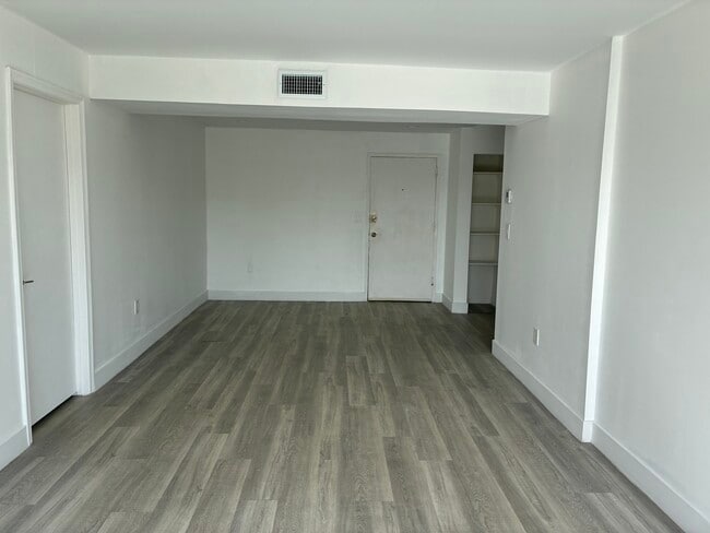 Building Photo - 17051 NE 35th Ave Unit 207