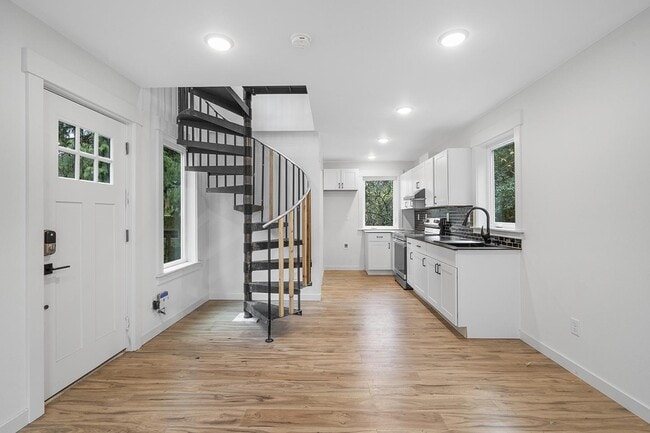 Photo - Stylish Portsmouth apartment by dining, pa...