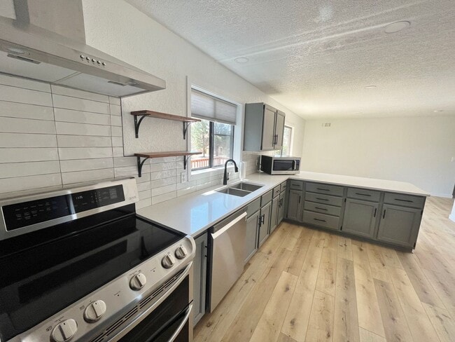 Photo - HOUSE - VILLAGE OF OAK CREEK