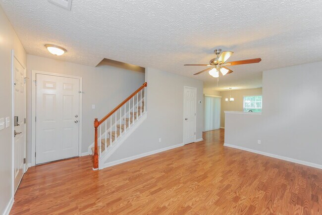 Photo - 310 Pieris Dr