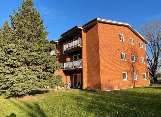 Building Photo - Silver Maple Apts