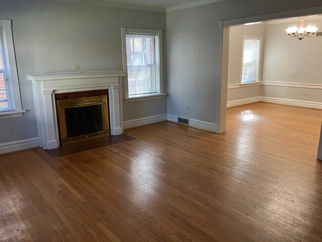Living room w/ fireplace - 7808 Delmar Blvd Unit 7808