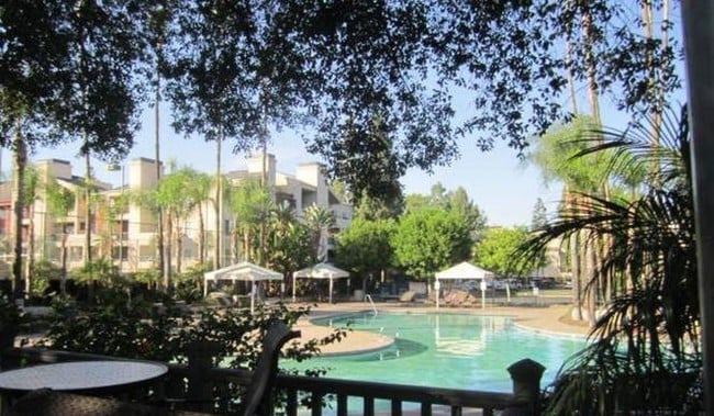 Resort style living - 5540 Owensmouth Ave Unit 220