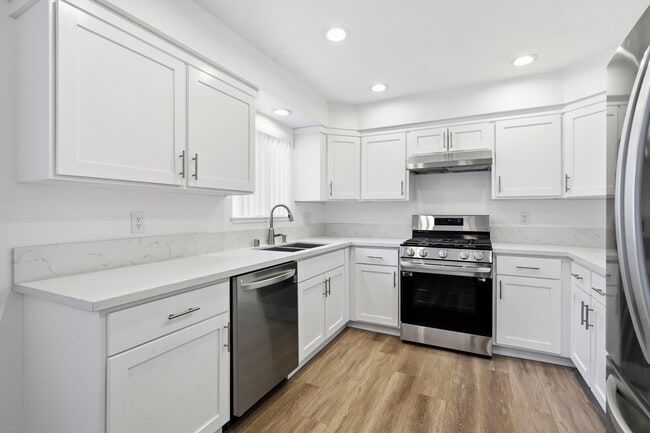 Building Photo - 9000 Vanalden Ave