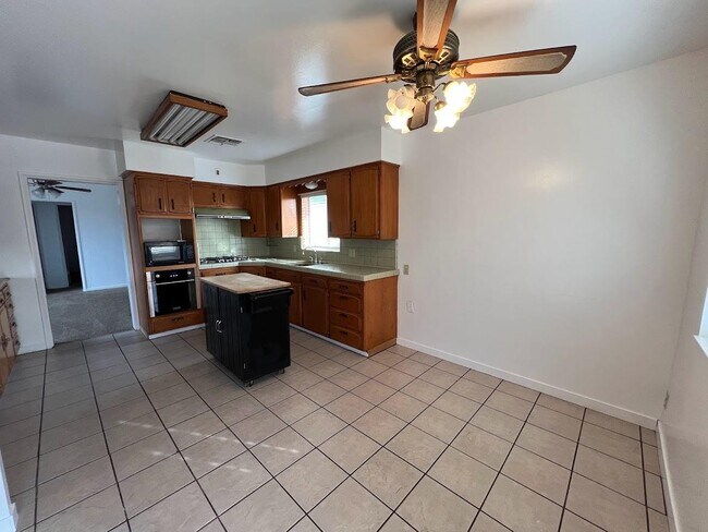 Photo - 16109 Manning