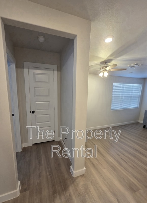 Photo - 322 Graze St