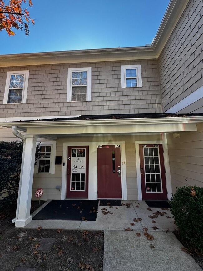 Building Photo - Available now! Spacious 2BR/2BA Apartment...