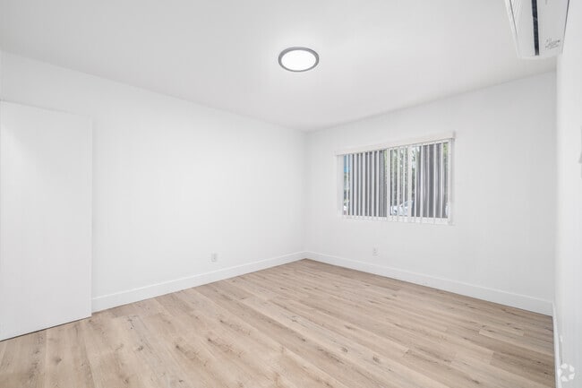 2BR, 1BA - 920SF - Bedroom
