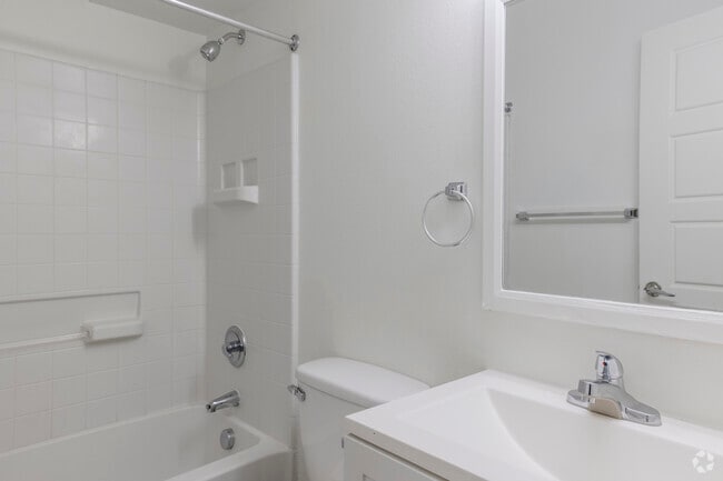2BR, 2BA - 950SF - Second Bathroom - Luna Bear 5th Street
