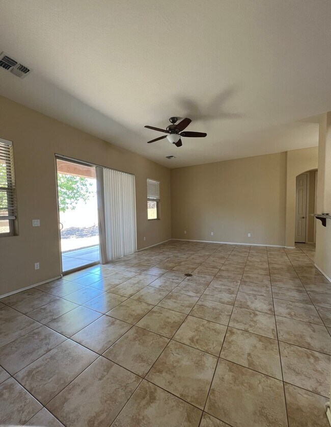 Home in sought after Granville Community! Casas en Alquiler