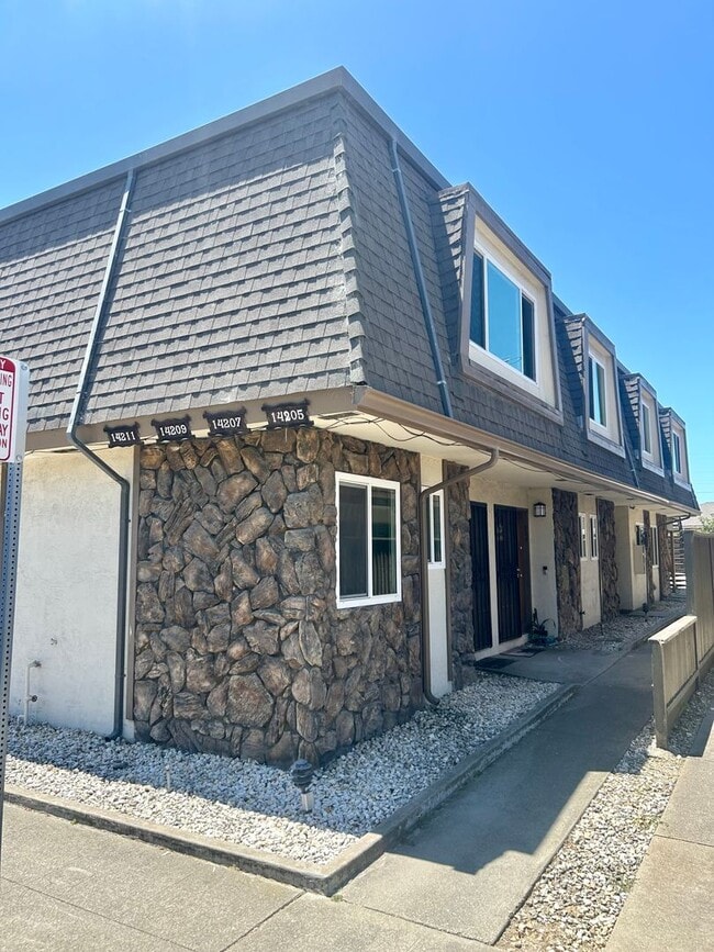 Building Photo - 14205-14211 Doolittle Dr. Unit 14211 Doolittle Dr.