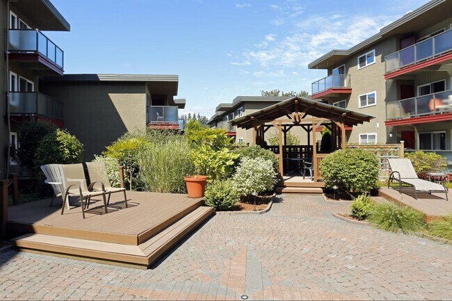 Building Photo - Live in the Heart of Downtown Bellevue – Commodore Apartments! Unit A111