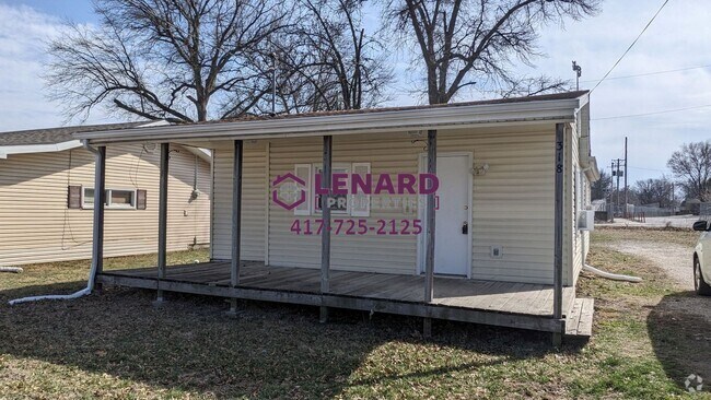 Building Photo - 2 Bedroom Home Available Now!