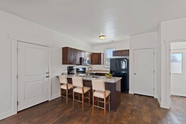 Photo - 320 W 6th S