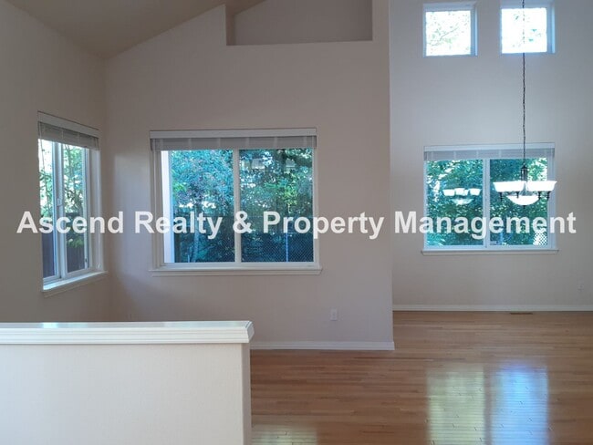 Photo - Available Now 4 Bed w/Bed & Full Bath on M...