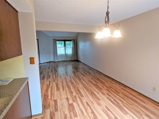 Photo - Charming 2 bed 1.5 bath home (duplex) in G...