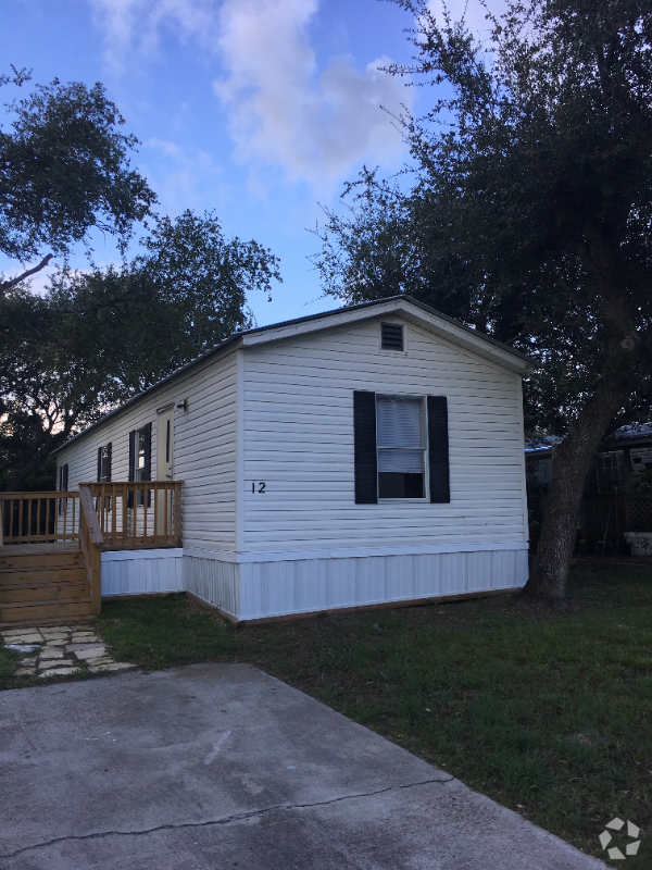 Building Photo - 1800 N Live Oak St Rental