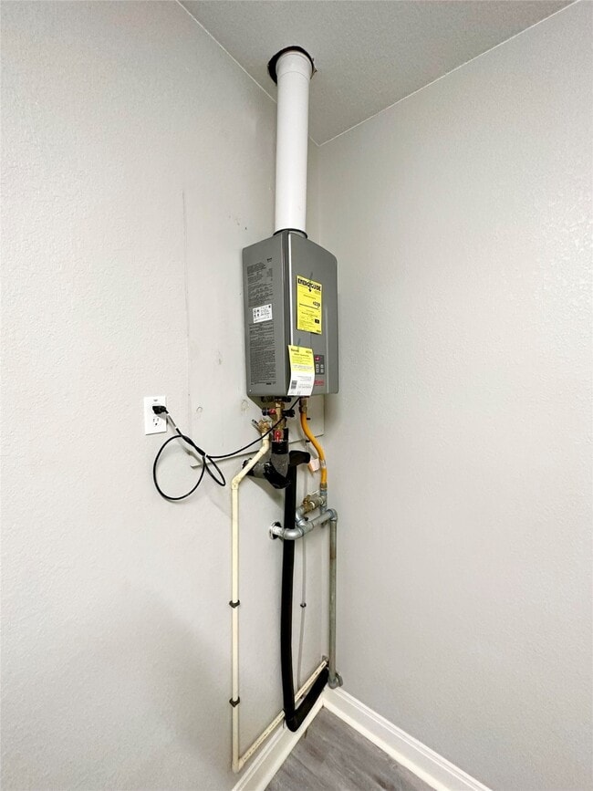 Photo - 8021 White Ave