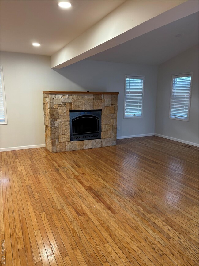 Photo - 23 W Court Dr