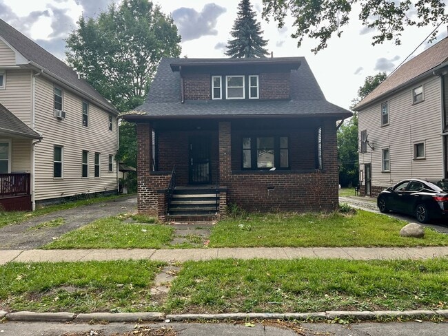 Building Photo - Three bedroom one bathroom home for rent
