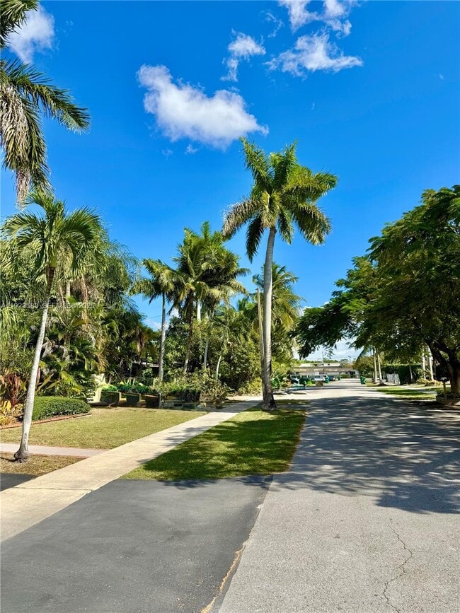 Building Photo - 9745 SW 161st St Unit 1