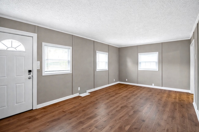 Photo - 2343 St Peter St