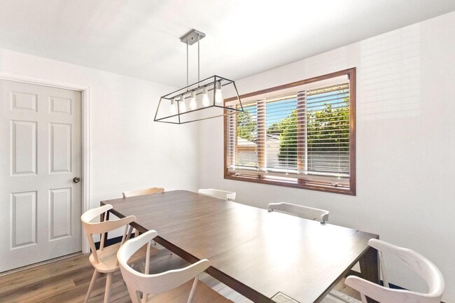 Photo - 2185 Upham St