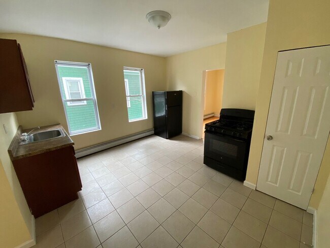 Building Photo - 373-375 Blatchley Avenue Unit #2B Rental