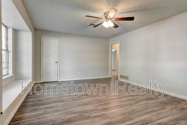 Photo - 208 W Shadywood Dr