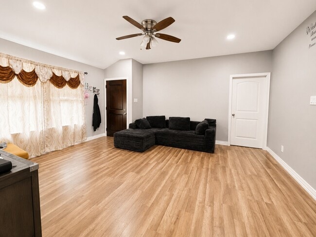 Photo - 711 Woodbine St
