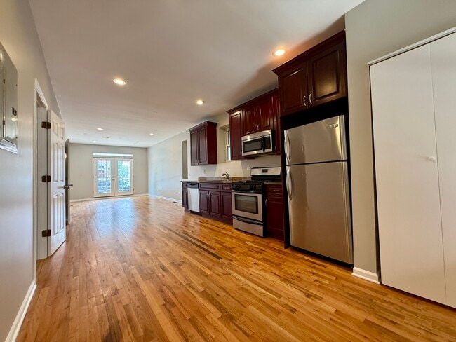 Photo - 3219 S Lituanica Ave