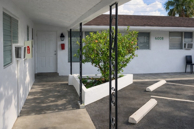 Building Photo - 6008 NW 10th St Unit 2