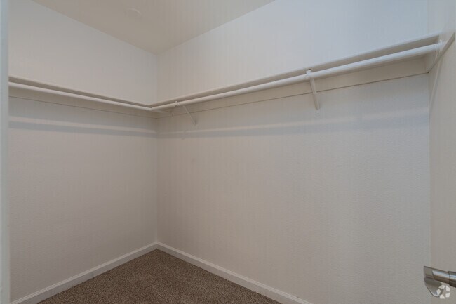 2BR, 2BA - 1190SF - Closet