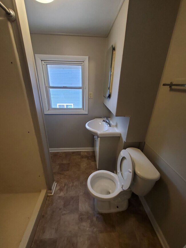 Photo - 335 Luedtke Ave Unit Upper