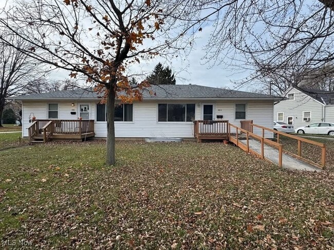 Building Photo - 1612 Maple Dr