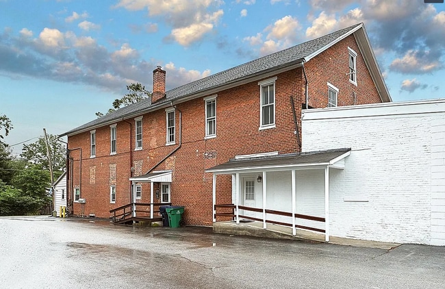 Building Photo - 2379 Table Rock Rd Unit A