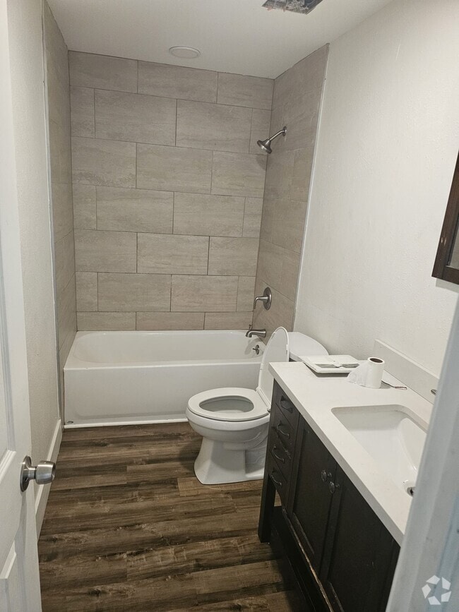 Building Photo - 1560 Colonial Blvd Unit 235 Rental