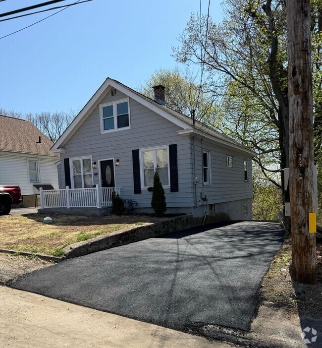 2 parking spots driveway & Front of the house - 384 Sylvan Ave Rental