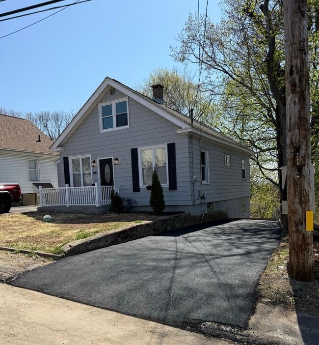 2 parking spots driveway & Front of the house - 384 Sylvan Ave Rental